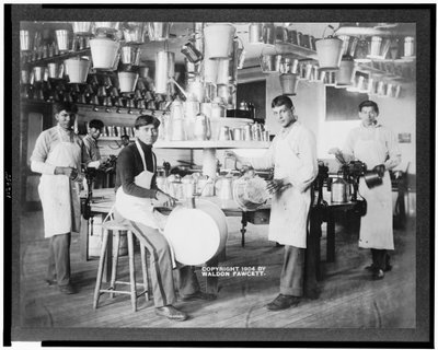 Nuoret intiaanimiehet metallityöpajassa sangoilla, pesualtailla, kastelukannuilla ja muilla metalliesineillä, Carlisle Indian School, Pennsylvania, n. 1904 (b/w kuva) tekijältä American Photographer