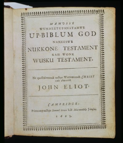Mamusse Wunneetupanatamwe up-Biblum God (The-Whole Holy his-Bible God), otsikkosivu Raamatusta, joka tunnetaan myös nimellä Eliot Indian Bible, jonka pastori John E on kääntänyt massachusetin kielelle tekijältä American School