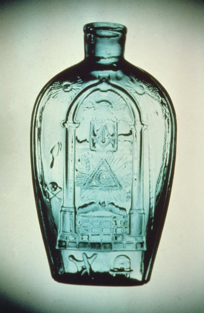 Muottipuhallettu vapaamuuraripullo, Keene (Marlboro St.) Glassworks, n. 1815-1817 (lasi) tekijältä American School