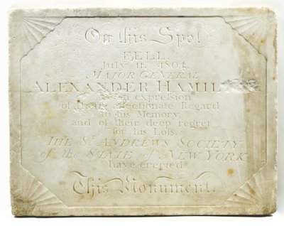 Kiltti kenotaafille, joka merkitsee paikkaa, jossa Alexander Hamilton haavoittui kuolemaan kaksintaistelun aikana Aaron Burrin kanssa, n. 1805 (marmori) tekijältä American School