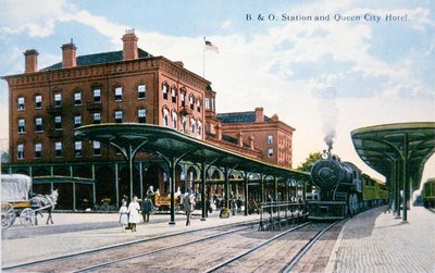Postikortti Baltimoren ja Ohion rautatieasemalta ja Queen City -hotellista, Cumberland, Maryland, n. 1910 (värilitho) tekijältä American School