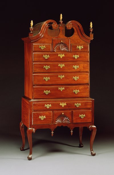 Queen Anne veistetty korkeat lipasto, Connecticut tai New York, 1760-80 tekijältä American School