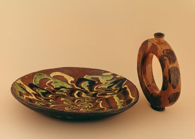 Redware soikea astia marmoroidulla lasiteella ja vesisäiliöllä (keraaminen) tekijältä American School