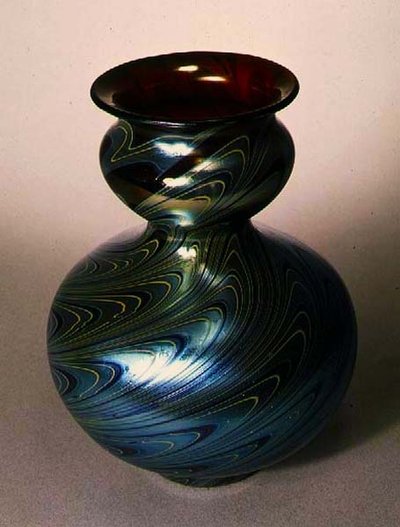Tiffany-kaksoiskurkun muotoinen maljakko, New York, n.1890 (lasi). tekijältä American School