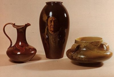 Maljakko Nez Perce -heimon päällikön Josephin muotokuvalla, W.P.Macdonaldin allekirjoitus; ewer, jossa lohikäärme-aihe, merkitty Albert R. Valentienin nimikirjaimilla; kulho japanilaisella kukkakuviolla (keraaminen) tekijältä American School