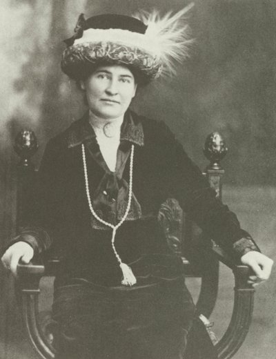 Willa Cather, noin 1910 (kaiverrus). tekijältä American School