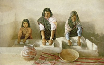 Naiset jauhamassa maissia, Lagunan pueblo, n.1905 (värilitografia). tekijältä American School