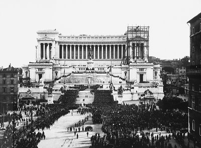 Fasistinen juhla Tuntemattoman sotilaan muistoksi Altare della Patriassa (Isänmaan alttarissa) Roomassa, 11.4.1922 (b/w kuva) tekijältä Anderson Anderson