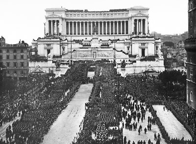 Fasistinen juhla Tuntemattoman sotilaan muistoksi Altare della Patriassa (Isänmaan alttarissa) Roomassa, 11.4.1922 (b/w kuva) tekijältä Anderson Anderson