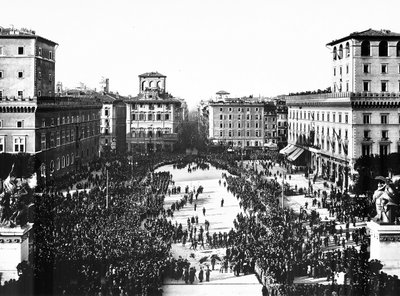 Piazza Venezia Roomassa tuntemattoman sotilaan muistojuhlan aikana Altare della Patriassa (Isänmaan alttari), 11.4.1922 (m/v kuva) tekijältä Anderson Anderson
