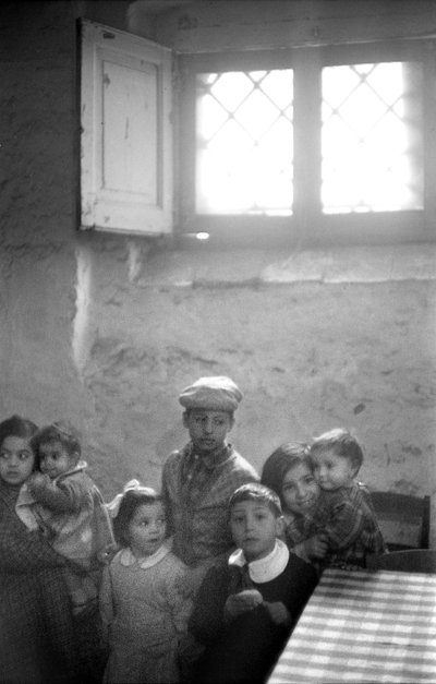 CROTONE, LAPSET KELLARITALOSSA, tekijältä Ando Gilardi