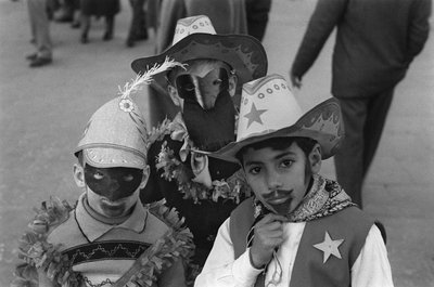 CROTONE, LAPSET NAAMIOISSA 1957, Crotone tekijältä Ando Gilardi