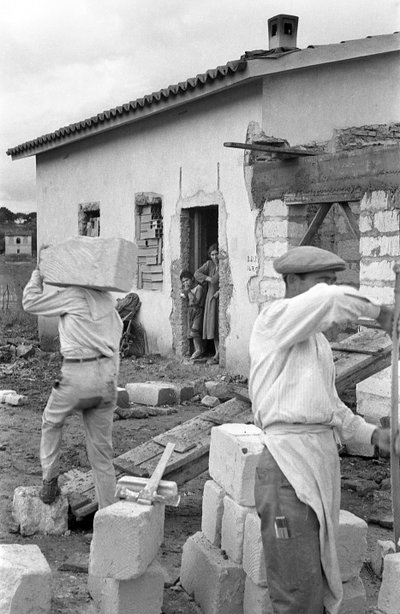 CROTONEN MAASEUTU - IANNELLIN KYLÄ, tekijältä Ando Gilardi