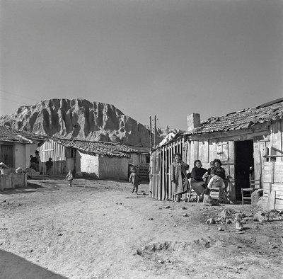 Perhe, Montecatinin tehtaiden kylässä tekijältä Ando Gilardi