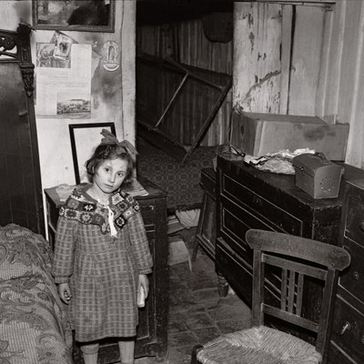 SURULLINEN TYTTÖ LEIVÄNPALAN KANSSA tekijältä Ando Gilardi