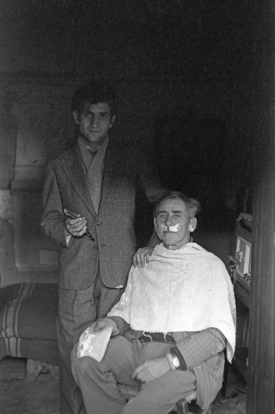 THE SHANGHAI NEIGHBORHOOD BARBER, Crotone tekijältä Ando Gilardi