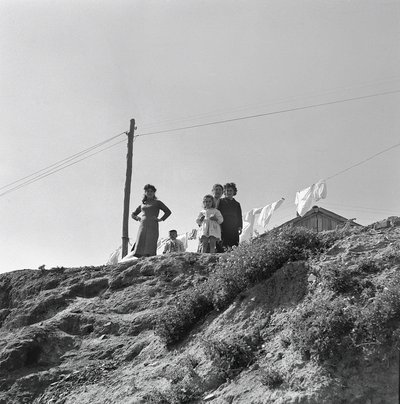 NAISET JA LAPSET, JOTKA LEVITTIVÄT BUCATO tekijältä Ando Gilardi