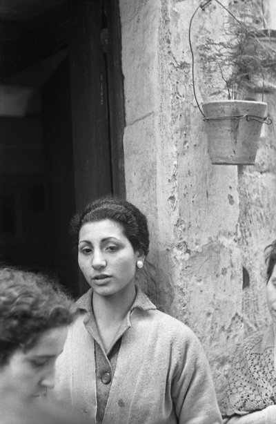 NAISET TALON KYNNYKSELLÄ tekijältä Ando Gilardi