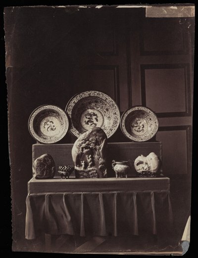 Näyttely keisarinna Eugenien kiinalaisessa museossa Fontainebleaussa, n. 1861 (albumiprintti) tekijältä Andre Adolphe Eugene Disderi