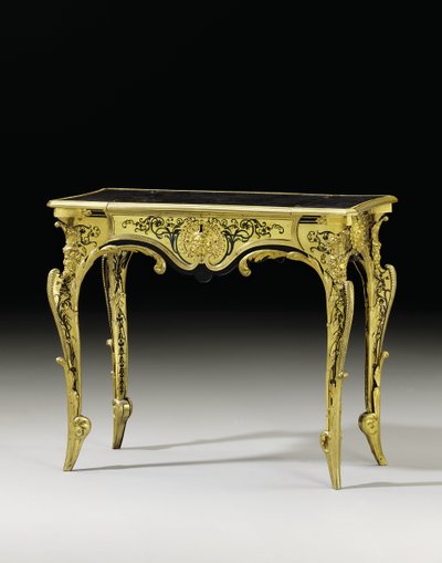 Ludvig XIV:n toimistolava, n. 1700 (ormolu, kilpikonnankuori, eebenpuu, messinki ja siniseksi petsattu sarvi) tekijältä Andre Charles (attr. to) Boulle