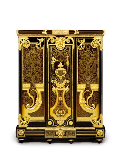 Louis XIV petit armoise, n. 1700–1710 (ormolu, messinki, kilpikonnankuori, eebenpuu ja intarsia) tekijältä Andre Charles (attr. to) Boulle