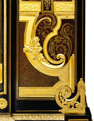 Louis XIV petit armoise, n. 1700–1710 (ormolu, messinki, kilpikonnankuori, eebenpuu ja intarsia) tekijältä Andre Charles (attr. to) Boulle
