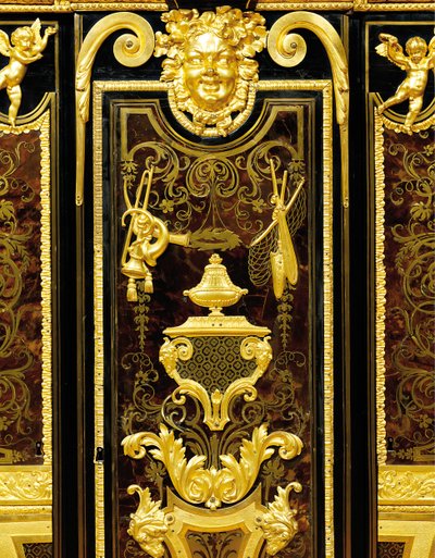 Louis XIV petit armoise, n. 1700–1710 (ormolu, messinki, kilpikonnankuori, eebenpuu ja intarsia) tekijältä Andre Charles (attr. to) Boulle