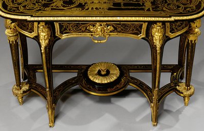 Yksi yhteensopivista Louis XIV -laituripöydistä, n. 1710 (ormolu-asennus ja Boulle-messingistä upotettu kilpikonnankuori) (katso myös 469015 ja 469016) tekijältä Andre Charles (attr. to) Boulle