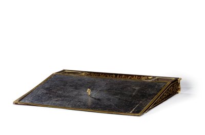 Regence ecritoire, n. 1715–1720 (messingistä upotettu kilpikonnankuori ja eebenpuu) tekijältä Andre Charles (attr. to) Boulle