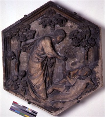 Aadamin luominen, kuusikulmainen koristeellinen kohokuviolaatta Genesiksen jaksoja kuvaavasta sarjasta, mahdollisesti Giotton (n. 1266-1337) suunnitelmiin n. 1334-1348 (marmori) perustuva tekijältä Andrea Pisano