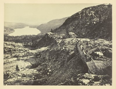 Sierra Nevadan huippukokous, lumivajaat etualalla, Donner-järvi kaukana, C. P. R. R. tekijältä Andrew Joseph Russell