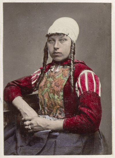 Naisen muotokuva Markenin perinteisessä puvussa Hollandska Skönheter! (otsikko esineessä) tekijältä Andries Jager