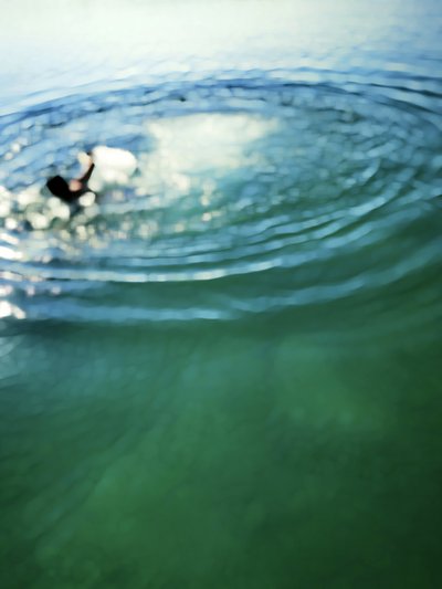 Surffaaja pinnan alla tekijältä Angelo Cerantola
