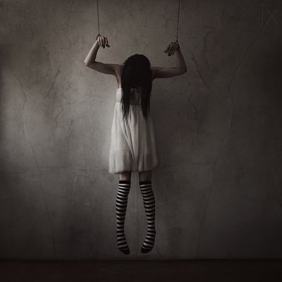 Kummitteleva nukketyttö tekijältä Anja Matko