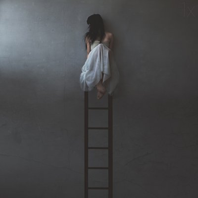 Yksinäinen nainen tikkailla tekijältä Anja Matko