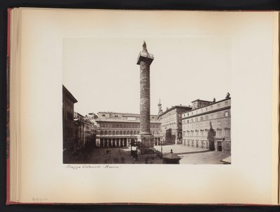 Näkymä Marcus Aureliuksen pylväästä Roomassa, Italiassa Piazza Colonna. Roma (otsikko esineessä) tekijältä Anonymous
