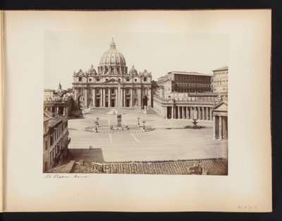 Näkymä Pietarin aukiolle ja Pyhän Pietarin aukiolle Roomassa, Italiassa St Pietro. Roma (otsikko esineessä) tekijältä Anonymous