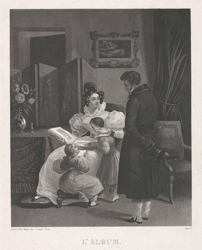 Sisustus, jossa perhe katselee kuva-albumia L