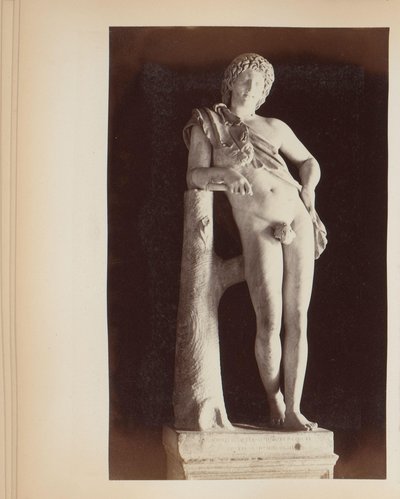 Veistos lepäävästä satyrista Capitoline-museoissa Roomassa, Italiassa tekijältä Anonymous