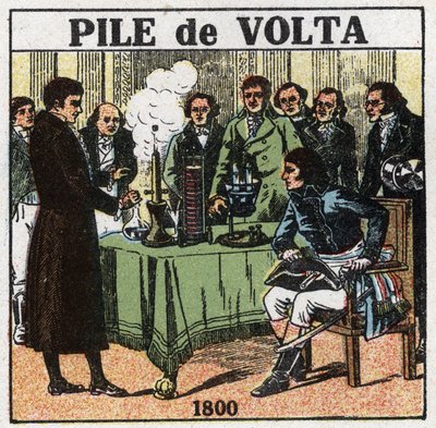 Paristot ja akut: Alessandro (Alexandre) Volta (1745-1827) esitteli vuonna 1801 konsulille Napoleon Bonapartelle (1769-1821) Institut national de Francessa kokeidensa tulokset, joiden ansiosta hän keksi sähköakun. Anonyymi il tekijältä Anonymous Anonymous