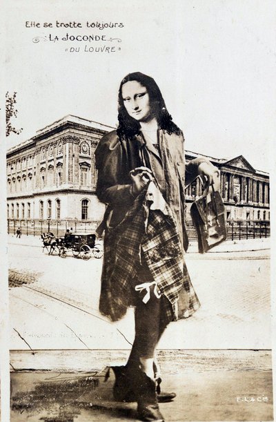 Leonard de Vincin (Leonardo da Vinci) (1452-1519) "The Mona Lisa" -esitys: Mona Lisa (Monna Lisa) on edustettuna ruudullisessa hameessa matkustamassa ympäri maailmaa. Vincenzo Peruggin teoksen varkauden aikaan toimittama komediapostikortti tekijältä Anonymous Anonymous