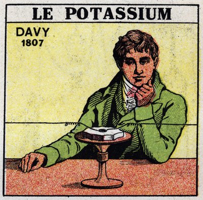 Sähkökemia: Sir Humphry Davy (1778-1829) potaskan (kaliumin) ja soodan hajottaminen vuonna 1807. Nimetön kuva vuodelta 1925. Yksityinen kokoelma. tekijältä Anonymous Anonymous