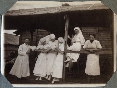 Ensimmäinen maailmansota 1914-1918: sairaanhoitajat ja lääkärit puserossa Couvillessa, Manchessa, Basse-Normandiessa (Basse Normandia), Ranskassa. Nimetön valokuva Heinäkuu 1917. Yksityiskokoelma, Stella. tekijältä Anonymous Anonymous