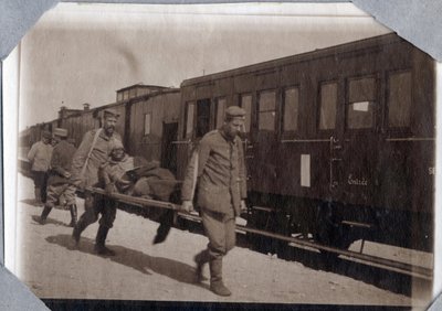Ensimmäinen maailmansota 1914-1918: sotilaiden haavat ja paarit asemalla Englannin kanaalissa, Ala-Normandia (Ala-Normandia), Ranska. Anonyymi valokuvaus toukokuu 1917. Yksityiskokoelma, Stella. tekijältä Anonymous Anonymous