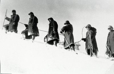 Ensimmäinen maailmansota: italialaiset alppimetsästäjät (alpino tai alpini) nousun aikana tekijältä Anonymous Anonymous