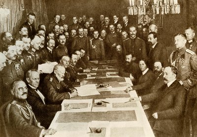 Ensimmäinen maailmansota: Brest Litovskin (Brest-Litovsk) rauhansopimus allekirjoitettiin 3.3.1917 saksalaisten ja venäläisten välillä. Bolshevikki-imperiumilla on eri alueita kuin Saksalla. Keskusimperiumien edustajat (tai Triple Alliance, Saksa, Itävalta tekijältä Anonymous Anonymous