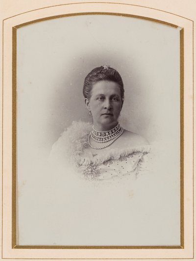 Olga Constantinovna de Russie, reine des Hellenes - Venäjän suurherttuatar Olga Constantinovnan (1851-1926) muotokuva, Anonyymi . Albumin valokuva. Yksityinen kokoelma tekijältä Anonymous Anonymous