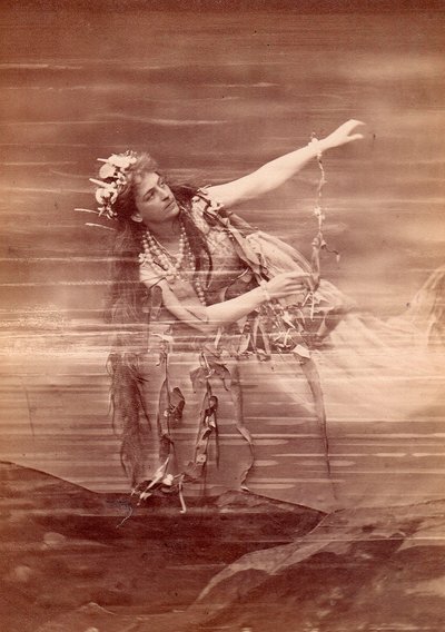 Oopperalaulaja Lilli Lehmann (1848-1929) Woglindena Richard Wagnerin oopperassa Das Rheingold. Bayreuth tekijältä Anonymous Anonymous