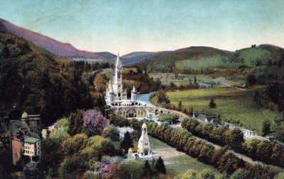 Yleiskatsaus basilikasta ja Golgatasta Lourdesissa - Hautes Pyrenees (65) noin 1900. tekijältä Anonymous Anonymous