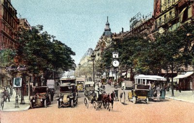 Pariisi: liikennettä Boulevard des Italians -kadulla, joka on yksi kaupungin suurimmista bulevardeista. Valokuva vuodelta 1920 Pariisin kaupungin "" Artistic Album -albumissa". Yksityinen kokoelma. tekijältä Anonymous Anonymous